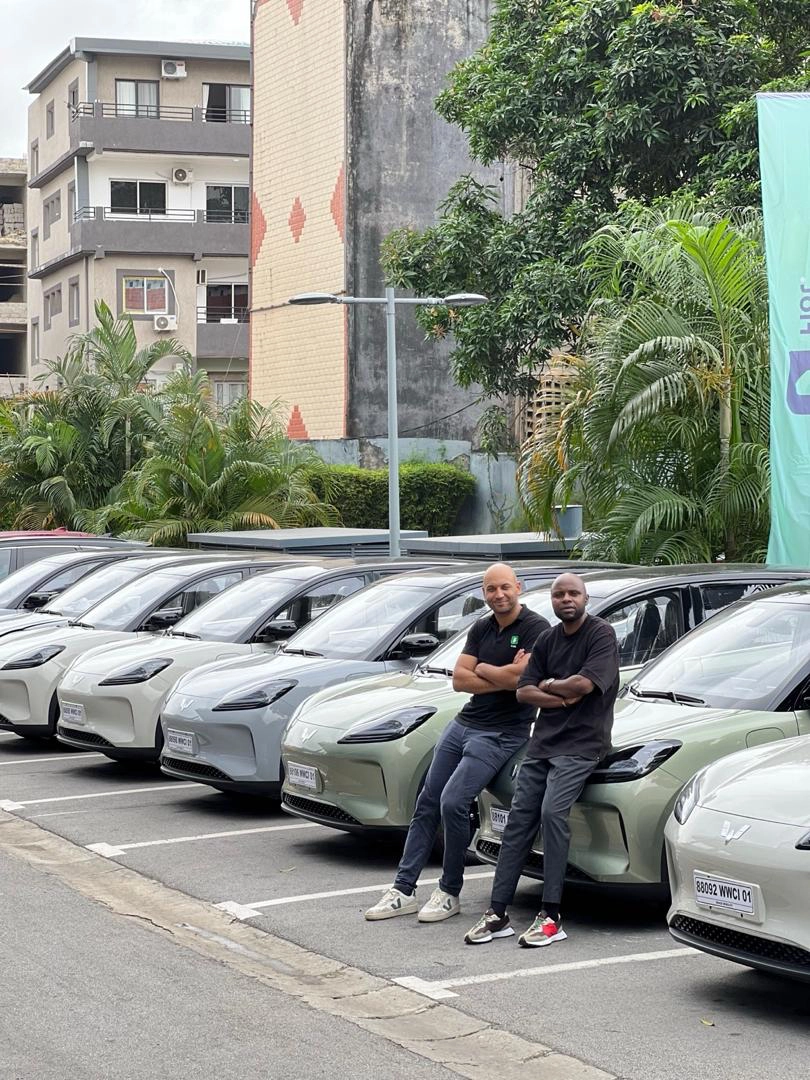 Un chauffeur reçoit les clés de sa voiture électrique Flot, à Abidjan