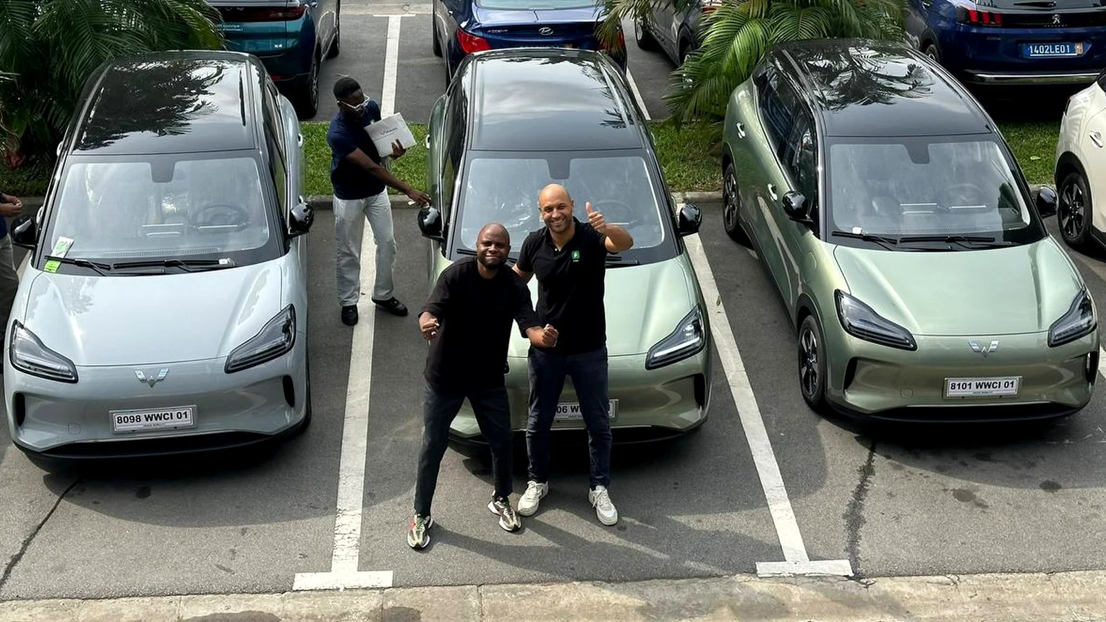 La flotte de voitures électriques Wuling Bingo S de Flot, garée à Abidjan