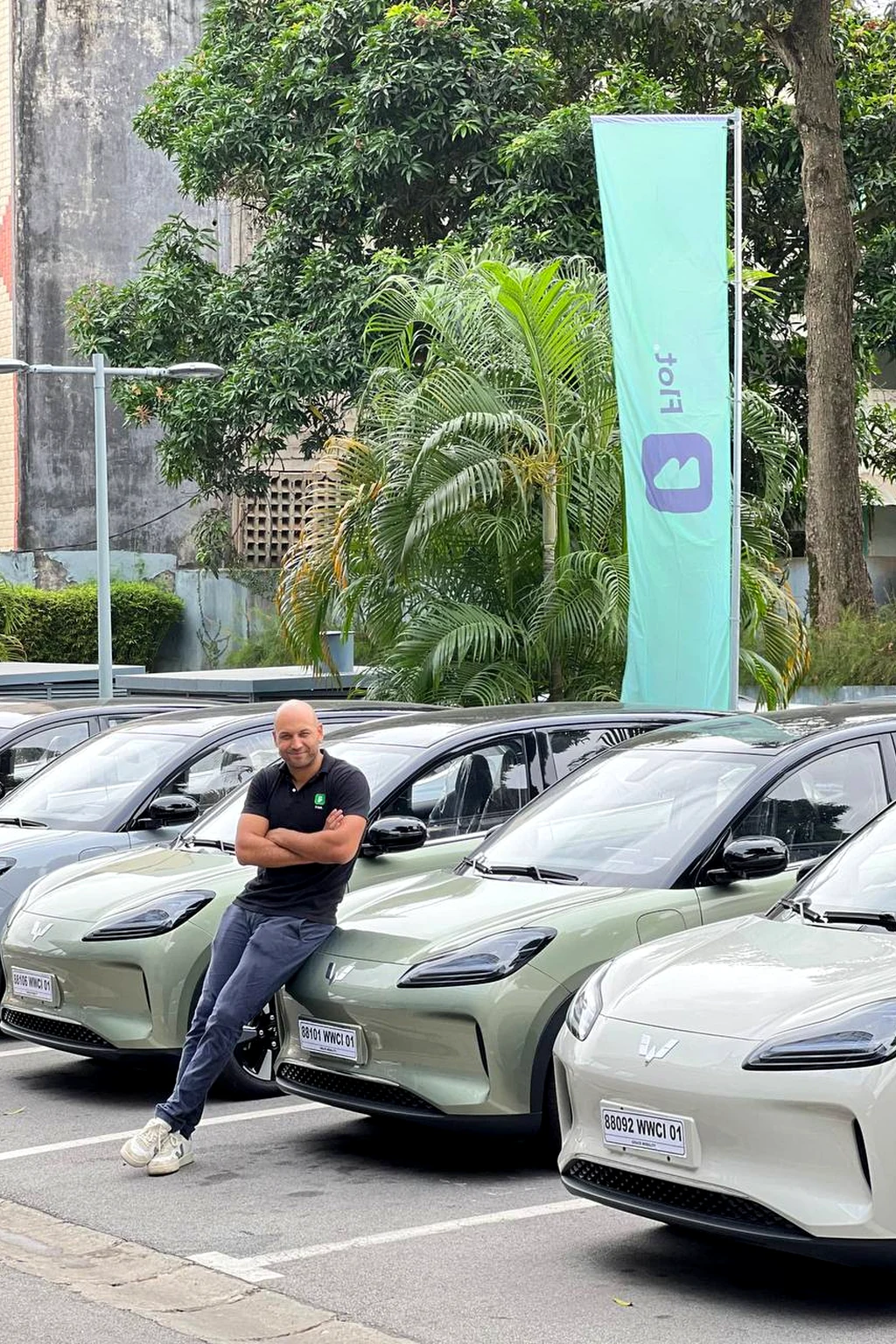 La flotte de voitures électriques Flot à Abidjan, aux couleurs de la marque
