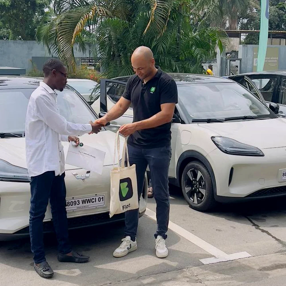 Remise des clés d'une voiture électrique à un chauffeur Flot, à Abidjan