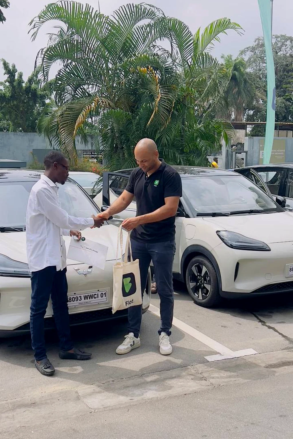 Remise des clés d'une voiture électrique Flot à un chauffeur, à Abidjan
